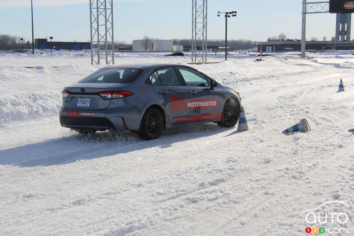 Motomaster Winter Edge II essai : nous testons le nouveau pneu sur neige et sur glace